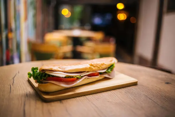 Sabroso Sándwich Fresco Con Pan Tostado Una Tabla Madera Sobre —  Fotos de Stock