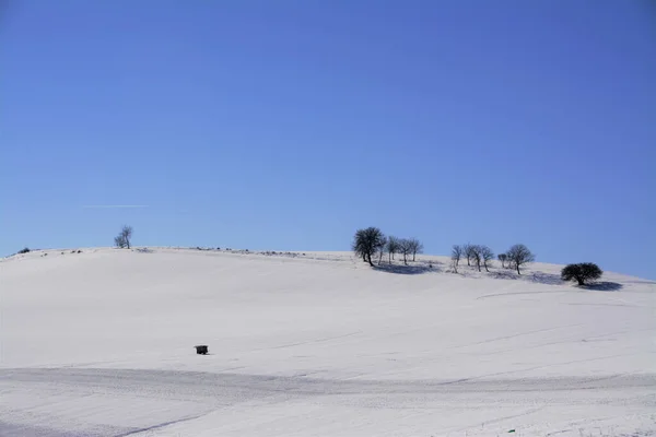 Ein Malerischer Schneebedeckter Hang Unter Wolkenlosem Himmel Natur Winter — Stockfoto