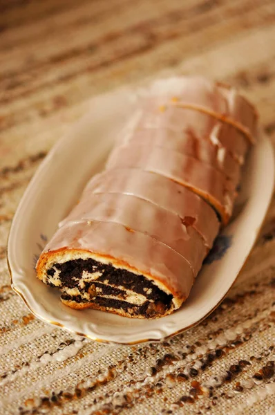 Eine Nahaufnahme Einer Köstlichen Schokoladenroulade Mit Zuckerguss Auf Einem Weißen — Stockfoto