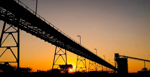 Uma Grande Construção Metal Uma Mineração Platina África Sul Durante — Fotografia de Stock