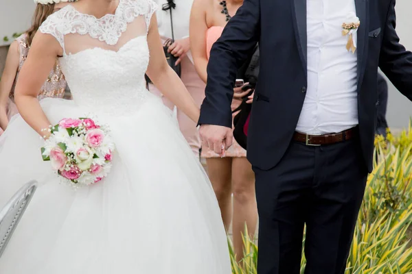 結婚式で新郎新婦が手を取り合って — ストック写真