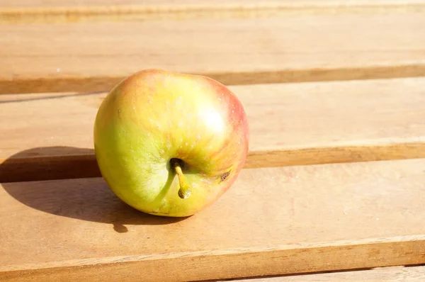 Eine Großaufnahme Eines Apfels Auf Einer Holzoberfläche — Stockfoto