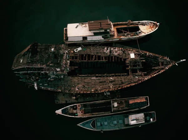 Воздушный Налёт Заброшенных Лодок Моря — стоковое фото