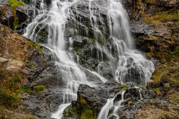 Close Uma Cachoeira Com Grandes Rochas — Fotografia de Stock