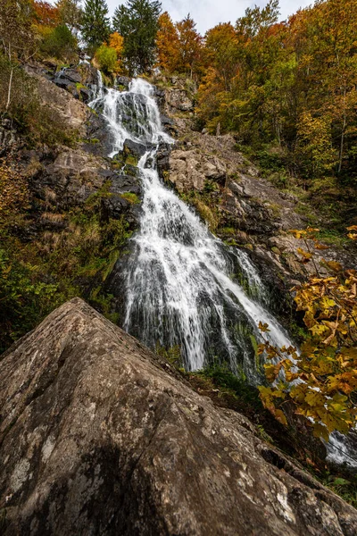 Een Verticale Lage Hoek Opname Van Een Kleine Waterval Het — Stockfoto