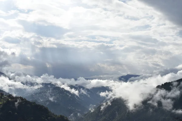 Schöne Naturlandschaft Mit Bergen Den Wolken — Stockfoto