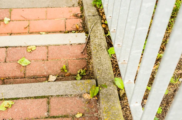 落ち葉を持つコンクリート階段や手すりの高角度選択的フォーカスショット — ストック写真