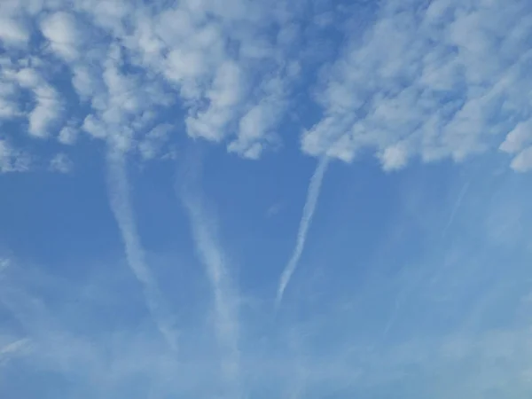 Mavi Gökyüzündeki Bulutlar Arka Plan Doku — Stok fotoğraf