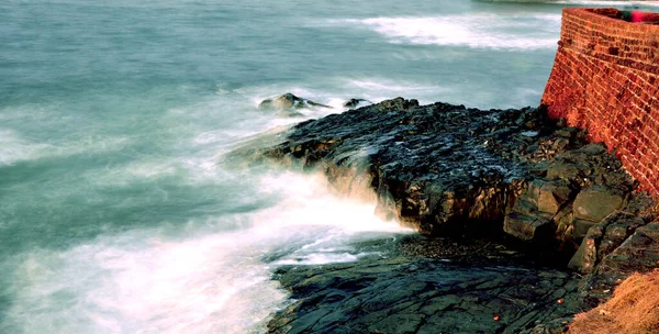 Μια Όμορφη Βολή Από Κύματα Που Χτυπούν Βράχους Στην Παραλία — Φωτογραφία Αρχείου