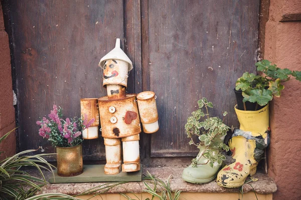 Closeup Old Boots Flower Pots Old Rusty Robot Made Cans — Stock Photo, Image