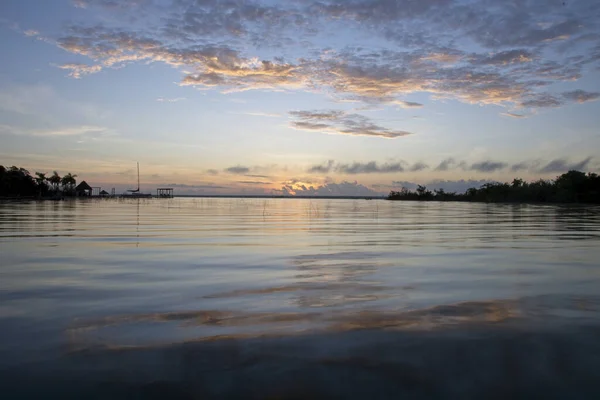 Mar Bajo Las Nubes Dispersas Atardecer Laguna Bacalar Quintana Roo — Foto de Stock