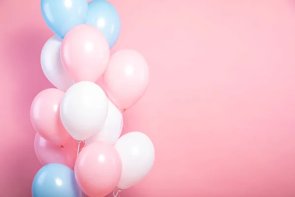 Zbliżenie Różowych Niebieskich Balonów Przed Różowym Tle — Zdjęcie stockowe