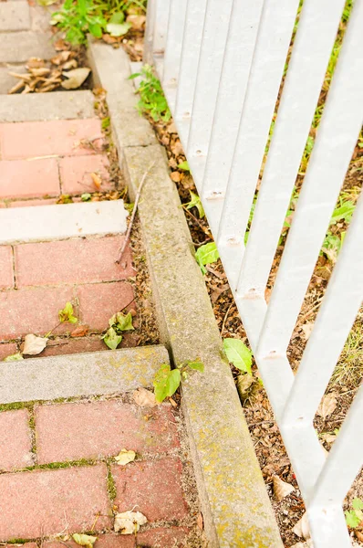 落ち葉を持つコンクリートの階段や手すりの垂直ショット — ストック写真
