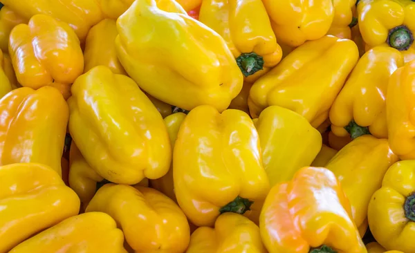 Egy Közeli Felvétel Friss Sárga Paprikáról Élelmiszerpiacon — Stock Fotó