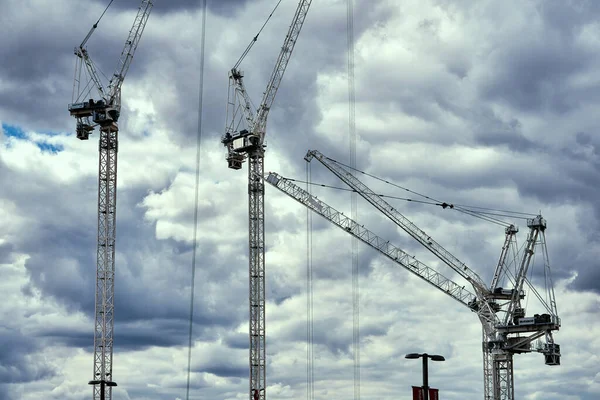 Grúas Construcción Contra Cielo Nublado — Foto de Stock