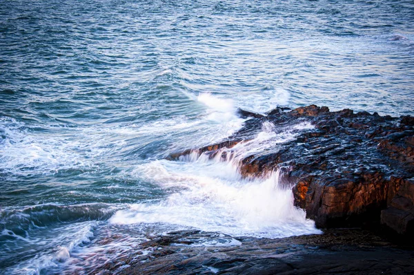 Una Bella Foto Onde Marine Che Colpiscono Rocce Sulla Spiaggia — Foto Stock