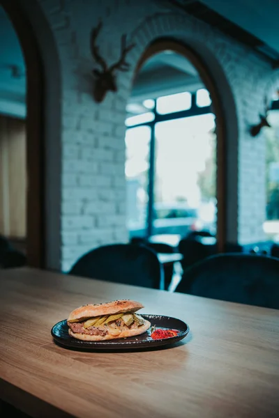 Una Sabrosa Hamburguesa Con Pan Fresco Pepinos Escabeche Carne Queso — Foto de Stock