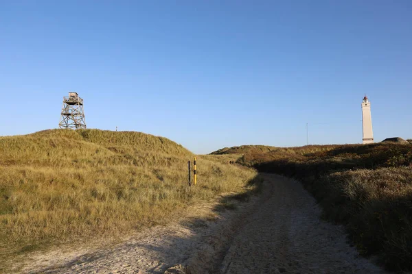Een Kust Met Een Nauwelijks Zichtbare Vuurtoren Uitkijktoren Blavandshuk Denemarken — Stockfoto