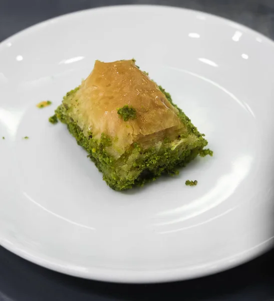 Sebuah Gambar Closeup Dari Lezat Turki Pistachio Baklava Piring Putih — Stok Foto