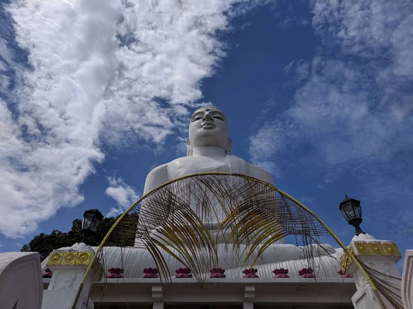 Niski Kąt Wgląd Bahirawakanda Vihara Budda Statua Kandy Sri Lanka — Zdjęcie stockowe