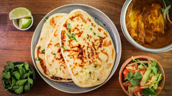 Egy Közelkép Naan Flatbreads Lime Zöldségek Saláta Leves Egy Asztalon — Stock Fotó