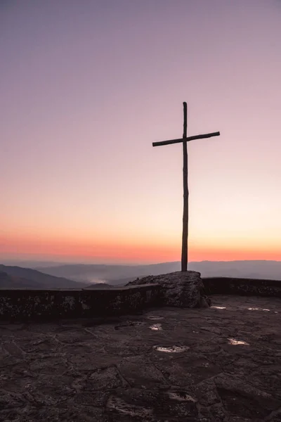 Eine Vertikale Aufnahme Eines Kreuzes Während Des Sonnenuntergangs — Stockfoto