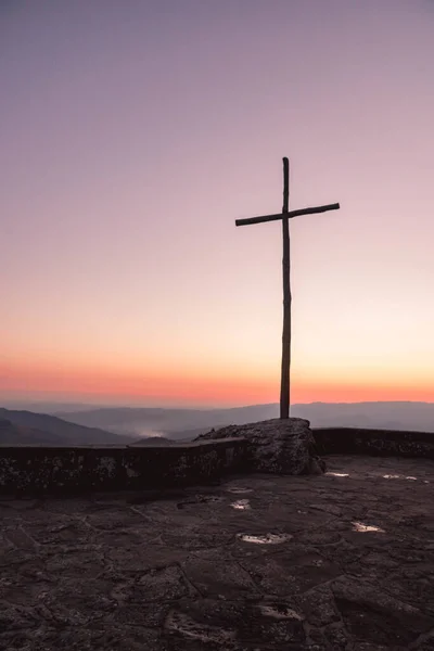 Colpo Verticale Una Croce Durante Tramonto — Foto Stock