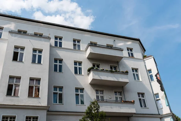 Ein Flachbild Eines Wohnhauses Gegen Den Himmel Berlin Deutschland — Stockfoto