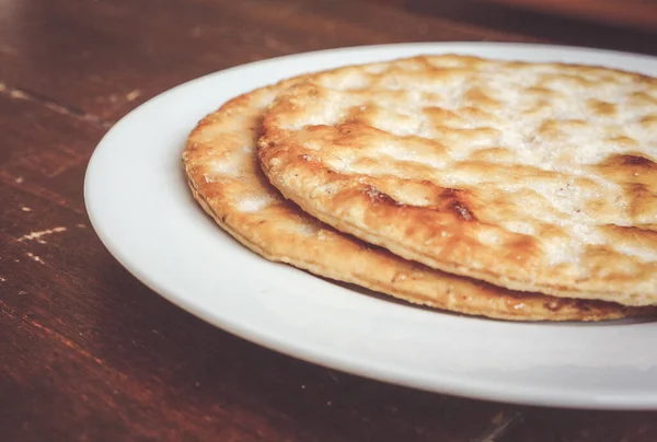 Primer Plano Las Deliciosas Galletas Españolas Plato Blanco Sobre Una — Foto de Stock