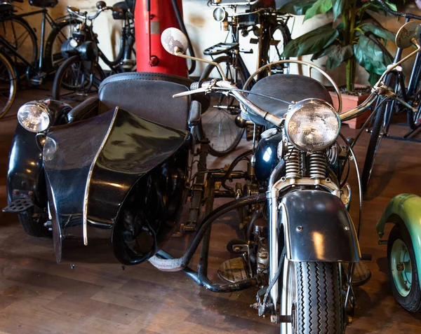 Uma Moto Bicicletas Estacionadas Uma Garagem — Fotografia de Stock