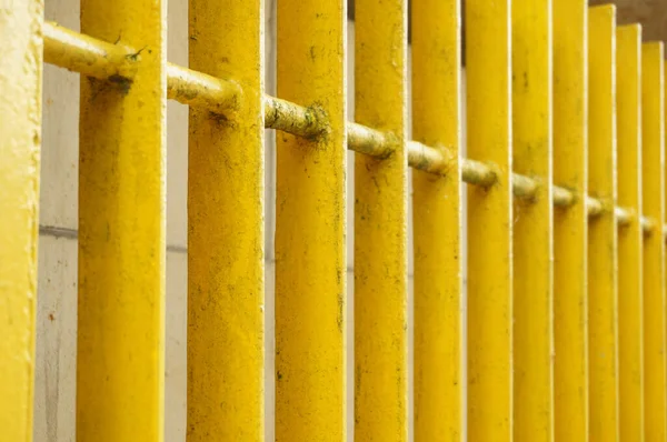 Ένα Κοντινό Πλάνο Ενός Κίτρινου Βαμμένου Μεταλλικού Φράχτη — Φωτογραφία Αρχείου