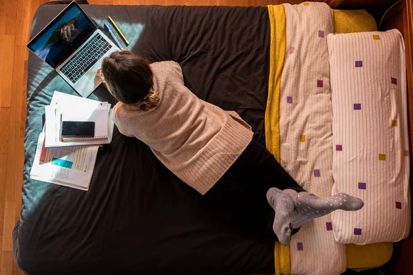 Сосредоточенная Молодая Студентка Выполняющая Домашнюю Работу Ноутбуке Своей Спальне Концепция — стоковое фото