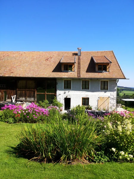 Uma Casa Rural Confortável Com Belo Jardim — Fotografia de Stock