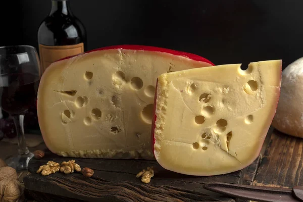 Een Close Shot Van Een Blok Heerlijke Zwitserse Kaas — Stockfoto