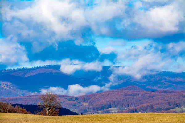 Piękne Ujęcie Późnej Jesieni Krajobrazu Chmurami Nad Górami — Zdjęcie stockowe