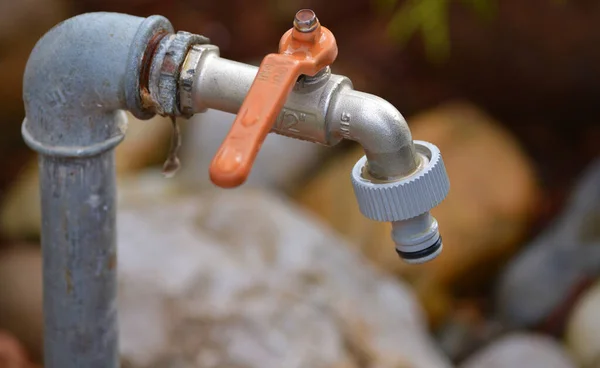 水道水の選択的フォーカスショット — ストック写真