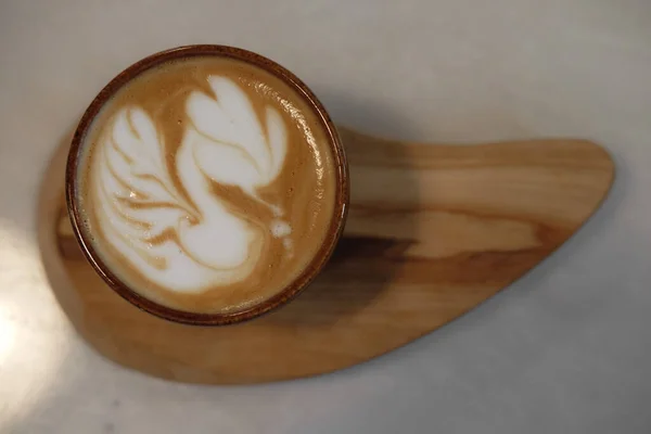 Μια Κορυφαία Άποψη Ενός Φλυτζανιού Καφέ Latte Ένα Θολό Φόντο — Φωτογραφία Αρχείου