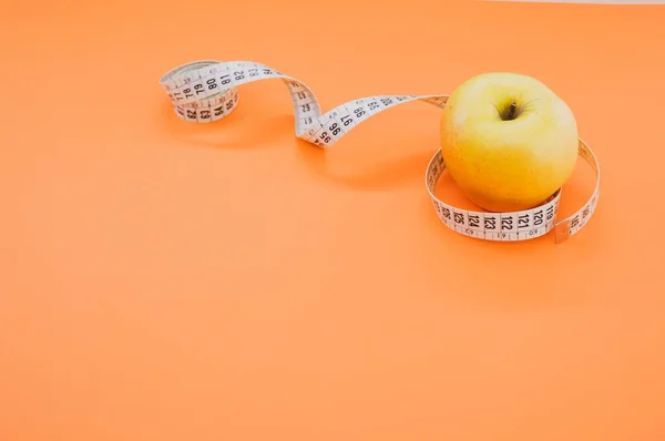 Apple Measuring Tape Isolated Orange Background — Stock Photo, Image