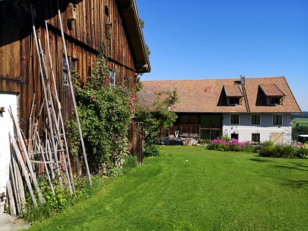 Ein Komfortables Landhaus Mit Schönem Garten — Stockfoto