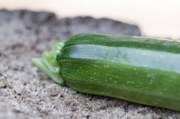 Detailní Záběr Čerstvé Cukety Drsném Povrchu — Stock fotografie