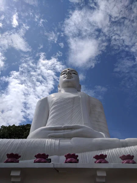 Ein Niedriger Blickwinkel Auf Die Bahirawakanda Vihara Buddha Statue Kandy — Stockfoto