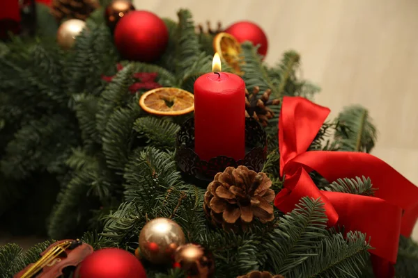 Eine Selektive Fokusaufnahme Eines Geschmückten Weihnachtsbaums Mit Kerze Zapfen Kugeln — Stockfoto