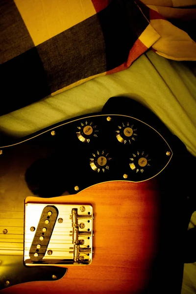 Una Vista Superior Una Guitarra Eléctrica Sunburst Una Cama Bajo — Foto de Stock