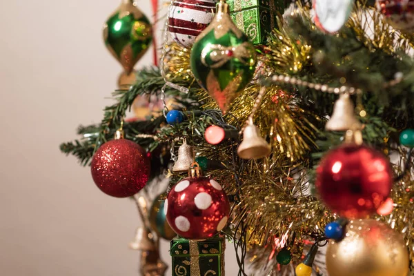 Primer Plano Hermosos Adornos Colgantes Árbol Navidad — Foto de Stock