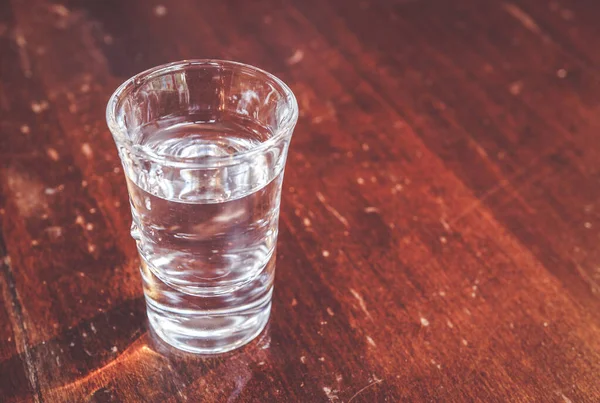 Ahşap Bir Masada Votkayla Doldurulmuş Shot Bardağının Yakın Çekimi — Stok fotoğraf