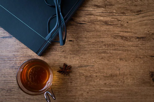 Una Vista Superior Cuaderno Negro Anteojos Con Anís Estrellado Una — Foto de Stock