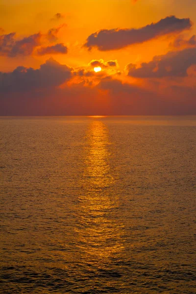 Vertikální Záběr Krásného Západu Slunce Nad Mořem — Stock fotografie