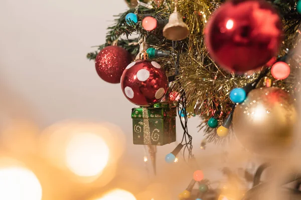 クリスマスツリーに飾られた美しい吊るし飾りのクローズアップ — ストック写真