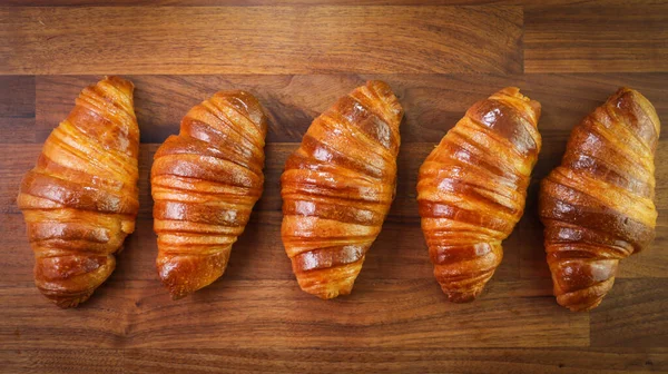 Gros Plan Croissants Sur Une Table Bois — Photo