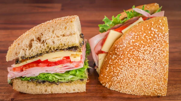 Tiro Close Sanduíche Com Presunto Queijo Alface Tomate Uma Placa — Fotografia de Stock